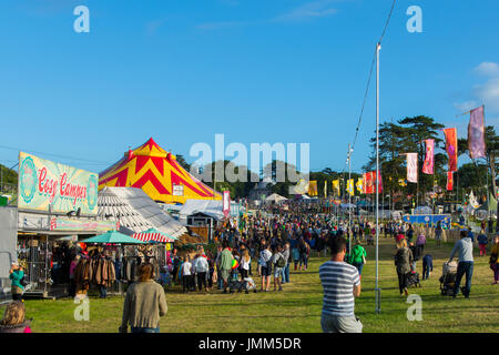 Lulworth Castle, Dorset, UK. 27. Juli 2017. Zwar gibt es keine Handlungen auf heute haben viele Leute kamen für die verkauften unser Camp Bestival, vollgepackt mit eine Menge Leute haben, brachten ihre Kinder vor ein lustiges Wochenende. Bildnachweis: James Houlbrook/Alamy Live-Nachrichten Stockfoto