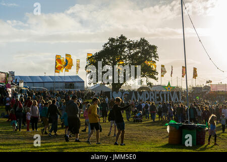 Lulworth Castle, Dorset, UK. 27. Juli 2017. Zwar gibt es keine Handlungen auf heute haben viele Leute kamen für die verkauften unser Camp Bestival, vollgepackt mit eine Menge Leute haben, brachten ihre Kinder vor ein lustiges Wochenende. Bildnachweis: James Houlbrook/Alamy Live-Nachrichten Stockfoto