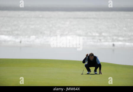 Golfclub Royal Porthcawl, Bridgend, UK. 27. Juli 2017. Sir Nick Faldo von England reiht sich seinen Putt auf der 2. grüne in der ersten Runde des The Senior Open Championship in Royal Porthcawl Golf Club. Bildnachweis: David Partridge/Alamy Live-Nachrichten Stockfoto