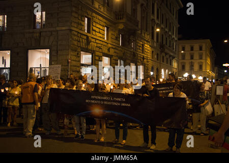 Florenz, Italien. 27. Juli 2017. Demonstranten in Florenz Italien März gegen ein neues Gesetz, das von der Regierung die Impfungen für Schulkinder Mandate eingeführt. Bildnachweis: Joseph Suschitzky/Alamy Live-Nachrichten Stockfoto