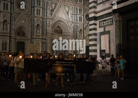 Florenz, Italien. 27. Juli 2017. Demonstranten in Florenz Italien März gegen ein neues Gesetz, das von der Regierung die Impfungen für Schulkinder Mandate eingeführt. Bildnachweis: Joseph Suschitzky/Alamy Live-Nachrichten Stockfoto