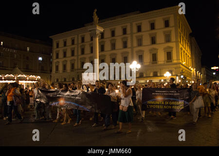 Florenz, Italien. 27. Juli 2017. Demonstranten in Florenz Italien März gegen ein neues Gesetz, das von der Regierung die Impfungen für Schulkinder Mandate eingeführt. Bildnachweis: Joseph Suschitzky/Alamy Live-Nachrichten Stockfoto