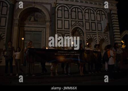 Florenz, Italien. 27. Juli 2017. Demonstranten in Florenz Italien März gegen ein neues Gesetz, das von der Regierung die Impfungen für Schulkinder Mandate eingeführt. Bildnachweis: Joseph Suschitzky/Alamy Live-Nachrichten Stockfoto