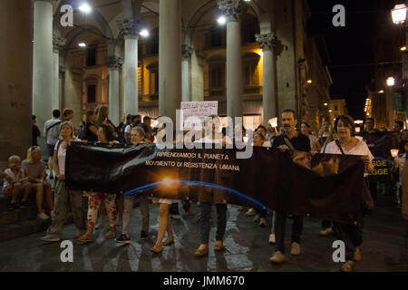 Florenz, Italien. 27. Juli 2017. Demonstranten in Florenz Italien März gegen ein neues Gesetz, das von der Regierung die Impfungen für Schulkinder Mandate eingeführt. Bildnachweis: Joseph Suschitzky/Alamy Live-Nachrichten Stockfoto