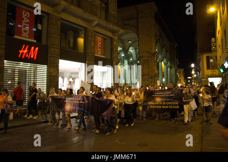 Florenz, Italien. 27. Juli 2017. Demonstranten in Florenz Italien März gegen ein neues Gesetz, das von der Regierung die Impfungen für Schulkinder Mandate eingeführt. Bildnachweis: Joseph Suschitzky/Alamy Live-Nachrichten Stockfoto