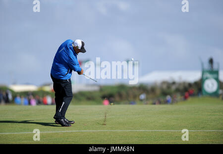 Golfclub Royal Porthcawl, Bridgend, UK. 27. Juli 2017. Sandy Lyle von Schottland spielt seine Annäherungsschlag am 13. Loch in der ersten Runde des The Senior Open Championship in Royal Porthcawl Golf Club. Bildnachweis: David Partridge/Alamy Live-Nachrichten Stockfoto