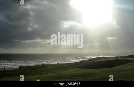 Golfclub Royal Porthcawl, Bridgend, UK. 27. Juli 2017. Das 1. Loch in der Abendsonne am Ende der ersten Runde des The Senior Open Championship in Royal Porthcawl Golf Club. Bildnachweis: David Partridge/Alamy Live-Nachrichten Stockfoto