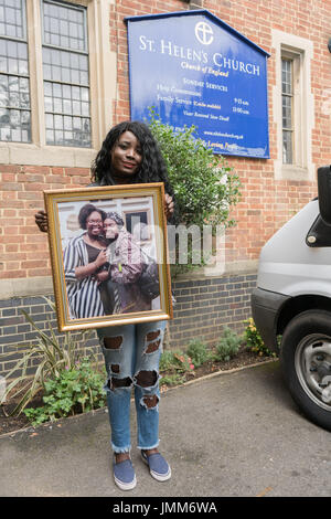 London, England, Vereinigtes Königreich. 27. Juli 2017. Familie von Khadija Saye, Mary Mendy ist ein Opfer der Grenfell Mahnmal am St Helen Church, North Kensington teilnehmen. Bildnachweis: Siehe Li/Alamy Live News Stockfoto