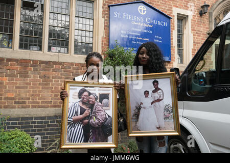 London, England, Vereinigtes Königreich. 27. Juli 2017. Familie von Khadija Saye, Mary Mendy ist ein Opfer der Grenfell Mahnmal am St Helen Church, North Kensington teilnehmen. Bildnachweis: Siehe Li/Alamy Live News Stockfoto