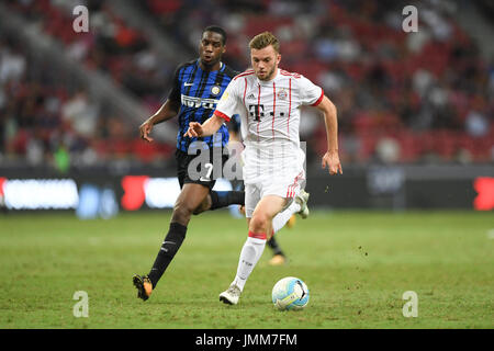 Singapur. 27. Juli 2017. L-R) Geoffrey Kondogbia (Inter Mailand) & Manuel Wintzhreimer (Bayern München), 27. Juli 2017 - Fußball: Singapore International Champions Cup-Spiel zwischen dem FC Bayern München 0-2 Inter Mailand im National Stadium in Singapur. Bildnachweis: Haruhiko Otsuka/AFLO/Alamy Live-Nachrichten Stockfoto