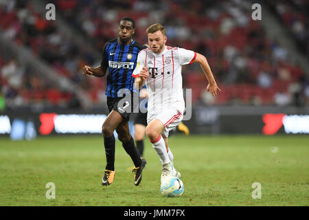 Singapur. 27. Juli 2017. L-R) Geoffrey Kondogbia (Inter Mailand) & Manuel Wintzhreimer (Bayern München), 27. Juli 2017 - Fußball: Singapore International Champions Cup-Spiel zwischen dem FC Bayern München 0-2 Inter Mailand im National Stadium in Singapur. Bildnachweis: Haruhiko Otsuka/AFLO/Alamy Live-Nachrichten Stockfoto