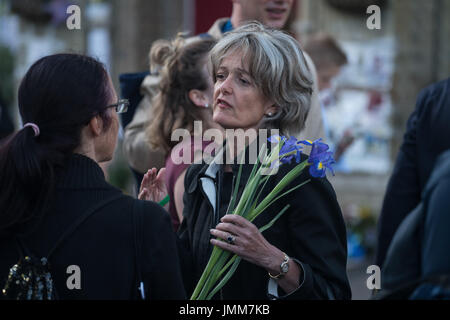 London, England, Vereinigtes Königreich. 27. Juli 2017. Cllr Elizabeth Campbell, Führer von Kensington und Chelsea Rat der Grenfell-Feuer-Untersuchung besuchen ein Denkmal für Grenfell Turm Opfern und Frage von lokalen außerhalb St Clements Kirche. Bildnachweis: Siehe Li/Alamy Live News Stockfoto