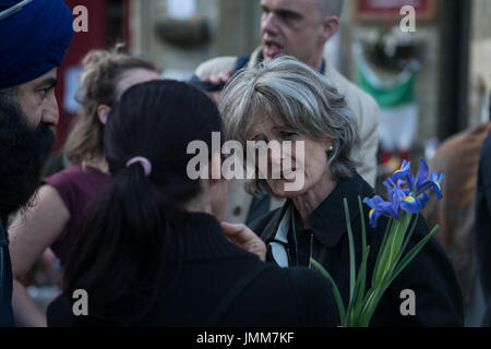 London, England, Vereinigtes Königreich. 27. Juli 2017. Cllr Elizabeth Campbell, Führer von Kensington und Chelsea Rat der Grenfell-Feuer-Untersuchung besuchen ein Denkmal für Grenfell Turm Opfern und Frage von lokalen außerhalb St Clements Kirche. Bildnachweis: Siehe Li/Alamy Live News Stockfoto