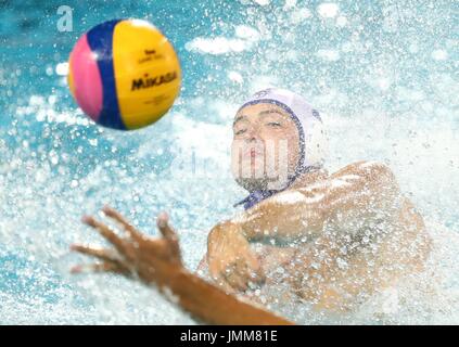 Budapest, Ungarn. 27. Juli 2017. Serbiens Dusan Mandić schießt im Halbfinale der Männer Wasserball zwischen Kroatien und Serbien bei den 17. FINA-Weltmeisterschaften in Budapest, Ungarn, am 27. Juli 2017. Kroatien gewann das Spiel 12-11 und qualifizierte sich für das Finale. Bildnachweis: Gong Bing/Xinhua/Alamy Live-Nachrichten Stockfoto