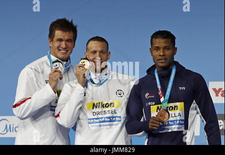 Budapest, Nathan Adrian (L) der USA und Bronzemedaillengewinner Mehdy Metella Frankreich Pose während der Preisverleihung für Herren 100 m Freistil schwimmen Event an der 17. Aquatics FINA Weltmeisterschaften in Budapest statt. 27. Juli 2017. Goldmedaillengewinner Caeleb Remel Dressel(C), Silbermedaillengewinner Nathan Adrian (L) der Vereinigten Staaten und Bronzemedaillengewinner Mehdy Metella Frankreichs stellen während der Preisverleihung für Herren 100m Freistil schwimmen Event bei den 17. FINA Aquatics Weltmeisterschaften vom 27. Juli 2017 in Budapest, Ungarn. Bildnachweis: Ding Xu/Xinhua/Alamy Live-Nachrichten Stockfoto