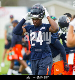 Bourbonnais, Illinois, USA. 27. Juli 2017. -Chicago Bären #24 Jordan Howard seinen Helm aufsetzt während des Trainingslagers auf dem Campus der Olivet Nazarene University, Bourbonnais, Il Credit: Csm/Alamy Live News Stockfoto