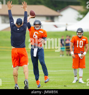 Bourbonnais, Illinois, USA. 27. Juli 2017. -Chicago Bears Quarterback #6 Mark Sanchez wirft einen Pass während des Trainingslagers auf dem Campus der Olivet Nazarene University, Bourbonnais, Il Credit: Csm/Alamy Live News Stockfoto