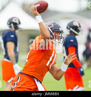 Bourbonnais, Illinois, USA. 27. Juli 2017. -Chicago Bären #10 Mitchell Trubisky wirft einen Pass während des Trainingslagers auf dem Campus der Olivet Nazarene University, Bourbonnais, IL. Bildnachweis: Csm/Alamy Live-Nachrichten Stockfoto