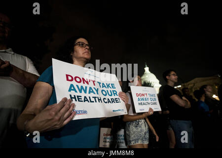 Washington, District Of Columbia, USA. 27. Juli 2017. SANDRA HERNANDEZ aus Brooklyn, NY hält ein '' Don't nehmen Sie unsere Health Care'' Protest Zeichen außerhalb der US-Hauptstadt als Senat auf eine "Skinny Aufhebung" bezahlbare Pflege Act im inneren Stimmen. Bildnachweis: Alex Edelman/ZUMA Draht/Alamy Live-Nachrichten Stockfoto