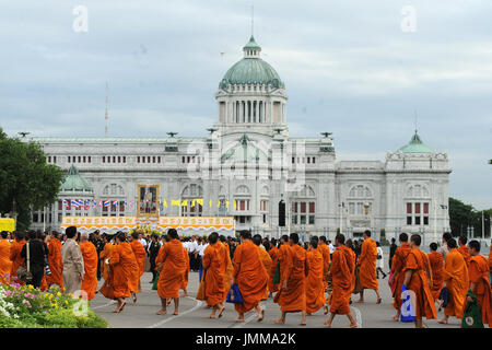 Bangkok, Thailand. 28. Juli 2017. Buddhistische Mönche beim empfangen Almosen im Rahmen der Feierlichkeiten zum 65. Geburtstag des thailändischen Königs Maha Vajiralongkorn im Dusit Palace Plaza in Bangkok, Thailand, 28. Juli 2017 ausrichten. Thailändischen Beamten und der Öffentlichkeit trat in verschiedenen religiösen Zeremonien zum König Maha Vajiralongkorn 65. Geburtstag am Freitag. Bildnachweis: Rachen Sageamsak/Xinhua/Alamy Live-Nachrichten Stockfoto