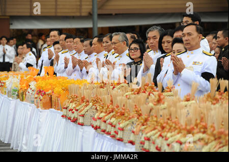 Bangkok, Thailand. 28. Juli 2017. Thailändische Regierungsbeamte teilnehmen eine Almosen Zeremonie König Maha Vajiralongkorn 65. Geburtstag im Dusit Palace Plaza in Bangkok, Thailand, 28. Juli 2017. Thailändischen Beamten und der Öffentlichkeit trat in verschiedenen religiösen Zeremonien zum König Maha Vajiralongkorn 65. Geburtstag am Freitag. Bildnachweis: Rachen Sageamsak/Xinhua/Alamy Live-Nachrichten Stockfoto