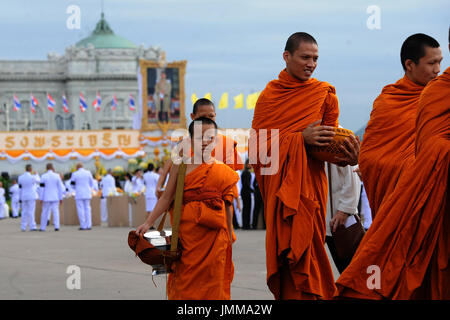 Bangkok, Thailand. 28. Juli 2017. Buddhistische Mönche besuchen eine Almosen Zeremonie der 65. Geburtstag des thailändischen Königs Maha Vajiralongkorn im Dusit Palace Plaza in Bangkok, Thailand, 28. Juli 2017. Thailändischen Beamten und der Öffentlichkeit trat in verschiedenen religiösen Zeremonien zum König Maha Vajiralongkorn 65. Geburtstag am Freitag. Bildnachweis: Rachen Sageamsak/Xinhua/Alamy Live-Nachrichten Stockfoto