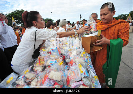 Bangkok, Thailand. 28. Juli 2017. Menschen anzubieten Essen buddhistische Mönche während ein Almosen Zeremonie König Maha Vajiralongkorn 65. Geburtstag im Dusit Palace Plaza in Bangkok, Thailand, 28. Juli 2017. Thailändischen Beamten und der Öffentlichkeit trat in verschiedenen religiösen Zeremonien zum König Maha Vajiralongkorn 65. Geburtstag am Freitag. Bildnachweis: Rachen Sageamsak/Xinhua/Alamy Live-Nachrichten Stockfoto