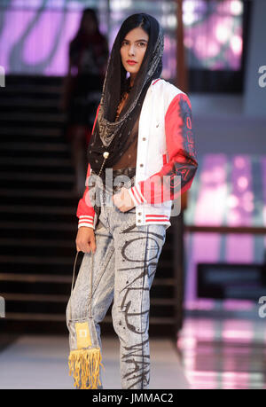 Vancouver, Kanada. 27. Juli 2017. Ein Modell präsentiert Designer Kreation während der Modenschau auf der Vancouver indigenen Fashion Week in Vancouver, Kanada, 27. Juli 2017. Bildnachweis: Liang Sen/Xinhua/Alamy Live-Nachrichten Stockfoto