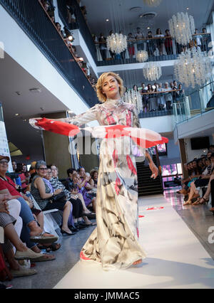 Vancouver, Kanada. 27. Juli 2017. Ein Modell präsentiert Designer Kreation während der Modenschau auf der Vancouver indigenen Fashion Week in Vancouver, Kanada, 27. Juli 2017. Bildnachweis: Liang Sen/Xinhua/Alamy Live-Nachrichten Stockfoto