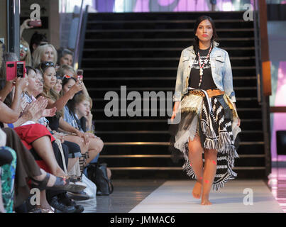 Vancouver, Kanada. 27. Juli 2017. Ein Modell präsentiert Designer Kreation während der Modenschau auf der Vancouver indigenen Fashion Week in Vancouver, Kanada, 27. Juli 2017. Bildnachweis: Liang Sen/Xinhua/Alamy Live-Nachrichten Stockfoto