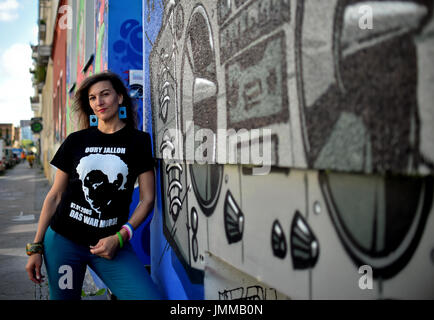 Kreuzberg, Berlin, Deutschland. 28. Juli 2017. Die Zustand-Vorsitzende der Hiphop-Party "Urbane sterben", Niki Drakos, Kreuzberg, Berlin, Deutschland, 28. Juli 2017 entnehmen. Foto: Britta Pedersen/Dpa-Zentralbild/Dpa/Alamy Live News Stockfoto