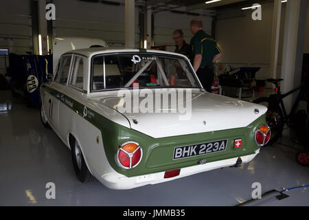 Silverstone im Vereinigten Königreich. 28. Juli 2017. Silverstone Classic 2017, Oldtimer haben Last-Minute-Kontrollen und machen Sie sich bereit für die Rennen in der Box als die weltweit größte jährliche klassischen Motorsport-Festival in Gang kommt. Bildnachweis: Keith Larby/Alamy Live-Nachrichten Stockfoto