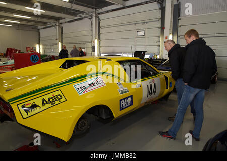 Silverstone im Vereinigten Königreich. 28. Juli 2017. Silverstone Classic 2017, Oldtimer haben Last-Minute-Kontrollen und machen Sie sich bereit für die Rennen in der Box als die weltweit größte jährliche klassischen Motorsport-Festival in Gang kommt. Bildnachweis: Keith Larby/Alamy Live-Nachrichten Stockfoto