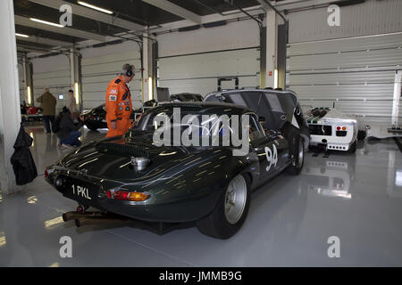 Silverstone im Vereinigten Königreich. 28. Juli 2017. Silverstone Classic 2017, Oldtimer haben Last-Minute-Kontrollen und machen Sie sich bereit für die Rennen in der Box als die weltweit größte jährliche klassischen Motorsport-Festival in Gang kommt. Bildnachweis: Keith Larby/Alamy Live-Nachrichten Stockfoto