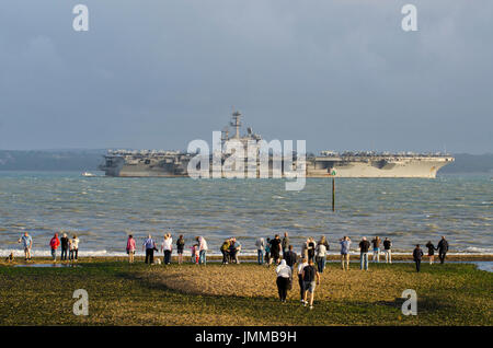 Gosport, UK. 27. Juli 2017. Gosport, Hamphshire, England, UK. Die Menschen strömen, um zu sehen, USS George HW Bush, amerikanische Super Nimitz Klasse Flugzeugträger aus Stokes Bay, Gosport, Lee auf Solent Hampshire mit Blick auf die Isle Of Wight. Das Kriegsschiff £ 4,7 Milliarden Kosten, 5500 Mitarbeiter hat, wiegt 97.000 Tonnen und Measurres 1092 ft lang. Bildnachweis: Prixpics/Alamy Live-Nachrichten Stockfoto