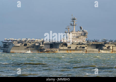 Gosport, UK. 27. Juli 2017. Gosport, Hamphshire, England, UK. USS George HW Bush, amerikanische Super Nimitz Klasse Flugzeugträger aus Stokes Bay, Gosport, Lee auf Solent Hampshire mit Blick auf die Isle Of Wight. Das Kriegsschiff £ 4,7 Milliarden Kosten, 5500 Mitarbeiter hat, wiegt 97.000 Tonnen und Measurres 1092 ft lang. Bildnachweis: Prixpics/Alamy Live-Nachrichten Stockfoto