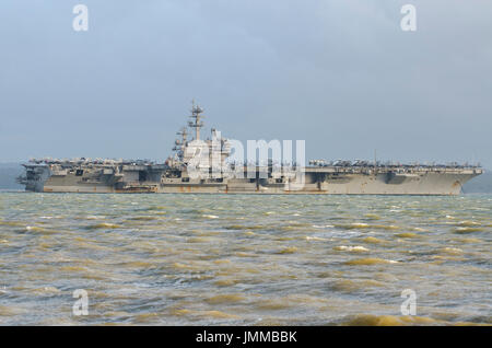 Gosport, UK. 27. Juli 2017. Gosport, Hamphshire, England, UK. USS George HW Bush, amerikanische Super Nimitz Klasse Flugzeugträger aus Stokes Bay, Gosport, Lee auf Solent Hampshire mit Blick auf die Isle Of Wight. Das Kriegsschiff £ 4,7 Milliarden Kosten, 5500 Mitarbeiter hat, wiegt 97.000 Tonnen und Measurres 1092 ft lang. Bildnachweis: Prixpics/Alamy Live-Nachrichten Stockfoto