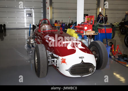 Silverstone im Vereinigten Königreich. 28. Juli 2017. Silverstone Classic 2017, Oldtimer haben Last-Minute-Kontrollen und machen Sie sich bereit für die Rennen in der Box als die weltweit größte jährliche klassischen Motorsport-Festival in Gang kommt. Bildnachweis: Keith Larby/Alamy Live-Nachrichten Stockfoto