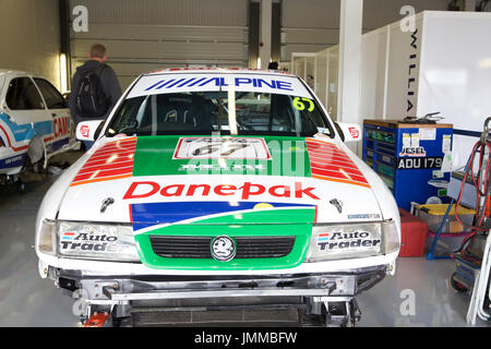 Silverstone im Vereinigten Königreich. 28. Juli 2017. Silverstone Classic 2017, Oldtimer haben Last-Minute-Kontrollen und machen Sie sich bereit für die Rennen in der Box als die weltweit größte jährliche klassischen Motorsport-Festival in Gang kommt. Bildnachweis: Keith Larby/Alamy Live-Nachrichten Stockfoto