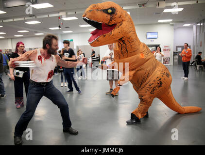 London UK Film und Comic-Con kam in London Olympia mit einer sensationellen Gästeliste, die noch glühende Fans der Filme Wrestling TV, Comic-Autoren .cosplay, sowie eine riesige Auswahl an Film- und TV-Erinnerungsstücke zu festen zu befriedigen die Sinne und die Taschen zu leeren, Übernahme aller Olympia dieses Jahr zeigen ist eines der größten und wird voraussichtlich locken Tausende von Fans in den drei Tagen ab Freitag 27. Juli 2017-Credit: Paul Quezada-Neiman/Alamy Live-Nachrichten Stockfoto