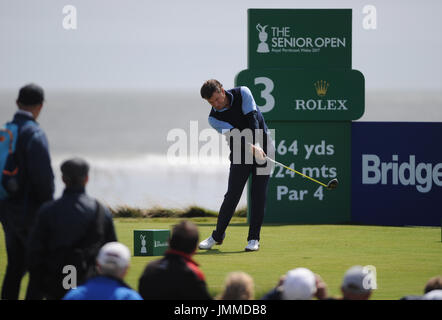 Golfclub Royal Porthcawl, Bridgend, UK. 27. Juli 2017. Sir Nick Faldo der England spielt seinen Abschlag am 3. Loch in der ersten Runde des The Senior Open Championship in Royal Porthcawl Golf Club. Bildnachweis: David Partridge/Alamy Live-Nachrichten Stockfoto