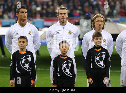 LVIV, UKRAINE - 25. November 2015: Real Madrid Spieler hören offizielle Hymne vor UEFA Champions League Spiel gegen den FC Shakhtar Donetsk im Arena Lviv-Stadion Stockfoto