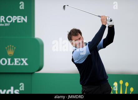 Golfclub Royal Porthcawl, Bridgend, UK. 27. Juli 2017. Sir Nick Faldo von England spielt seinen Abschlag am 7. Loch in der ersten Runde des The Senior Open Championship in Royal Porthcawl Golf Club. Bildnachweis: David Partridge/Alamy Live-Nachrichten Stockfoto