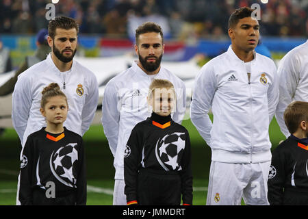 LVIV, UKRAINE - 25. November 2015: Real Madrid Spieler hören offizielle Hymne vor UEFA Champions League Spiel gegen den FC Shakhtar Donetsk im Arena Lviv-Stadion Stockfoto