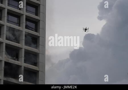 Haikou, China Provinz Hainan. 28. Juli 2017. Eine Drohne wird während einer Hochhaus-Räumungsübung in Haikou, der Hauptstadt der Provinz Süd-China Hainan, 28. Juli 2017 gesehen. Bildnachweis: Yang Guanyu/Xinhua/Alamy Live-Nachrichten Stockfoto