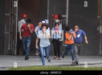 Haikou, China Provinz Hainan. 28. Juli 2017. Menschen besuchen eine Brandschutzübung Hochhaus in Haikou, der Hauptstadt der Provinz Süd-China Hainan, 28. Juli 2017. Bildnachweis: Yang Guanyu/Xinhua/Alamy Live-Nachrichten Stockfoto