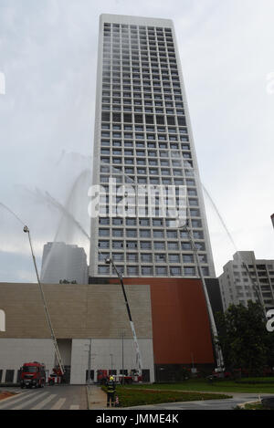 Haikou, China Provinz Hainan. 28. Juli 2017. Feuerwehrfahrzeuge sind während einer Hochhaus-Räumungsübung in Haikou, der Hauptstadt der Provinz Süd-China Hainan, 28. Juli 2017 verwendet. Bildnachweis: Yang Guanyu/Xinhua/Alamy Live-Nachrichten Stockfoto