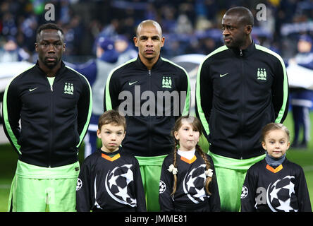 Kiew, UKRAINE - 24. Februar 2016: FC Manchester City Spieler (Bacary Sagna, Fernando und Yaya Toure) hören offizielle Hymne vor UEFA-Champions-League-Spiel gegen den FC Dynamo Kyiv Stockfoto