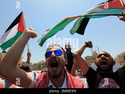 Amman, Jordanien. 28. Juli 2017. Demonstranten skandieren Parolen während einer Demonstration für die Ausweisung des israelischen Botschafters in Jordanien, in der Nähe der israelischen Botschaft in Amman, Jordanien, 28. Juli 2017. Bildnachweis: Mohammad Abu Ghosh/Xinhua/Alamy Live-Nachrichten Stockfoto