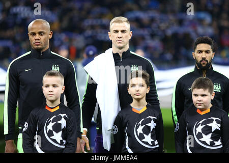 Kiew, UKRAINE - 24. Februar 2016: FC Manchester City Spieler (Vincent Kompany, Joe Hart und Gael Clichy) hören offizielle Hymne vor UEFA-Champions-League-Spiel gegen den FC Dynamo Kyiv Stockfoto